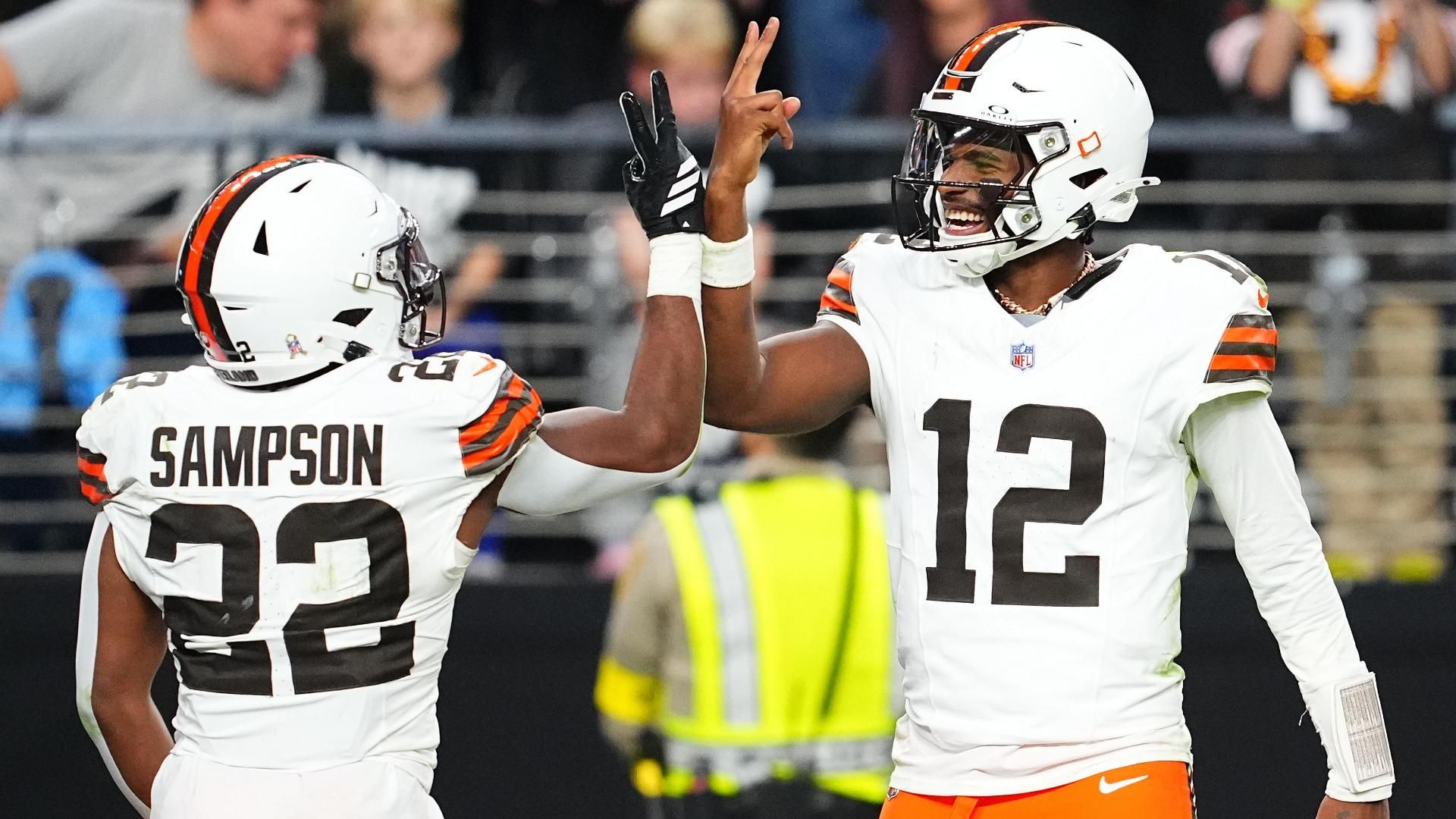 Vikings: ¿Fin de la era JJ McCarthy? Análisis NFL Week 12 3 Shedeur Sanders lanzando el primer pase de touchdown de su carrera.