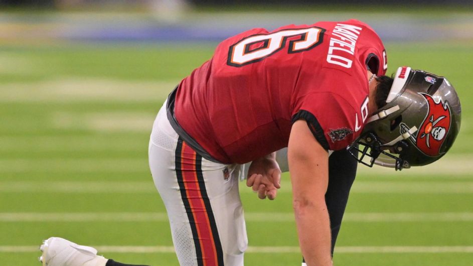 Baker Mayfield shaken up after TD pass