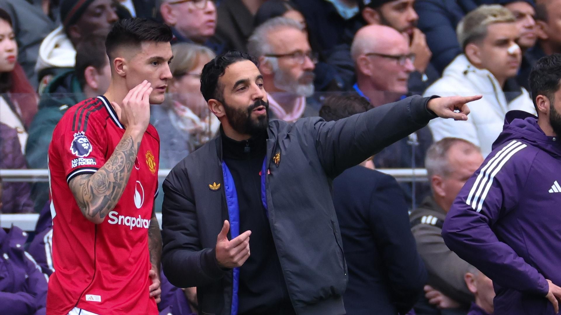 Man United adia decisão sobre saída de Joshua Zirkzy, diz fonte