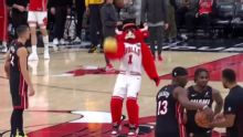 Benny the Bull deslumbra con un triple de espaldas ante Tyler Herro