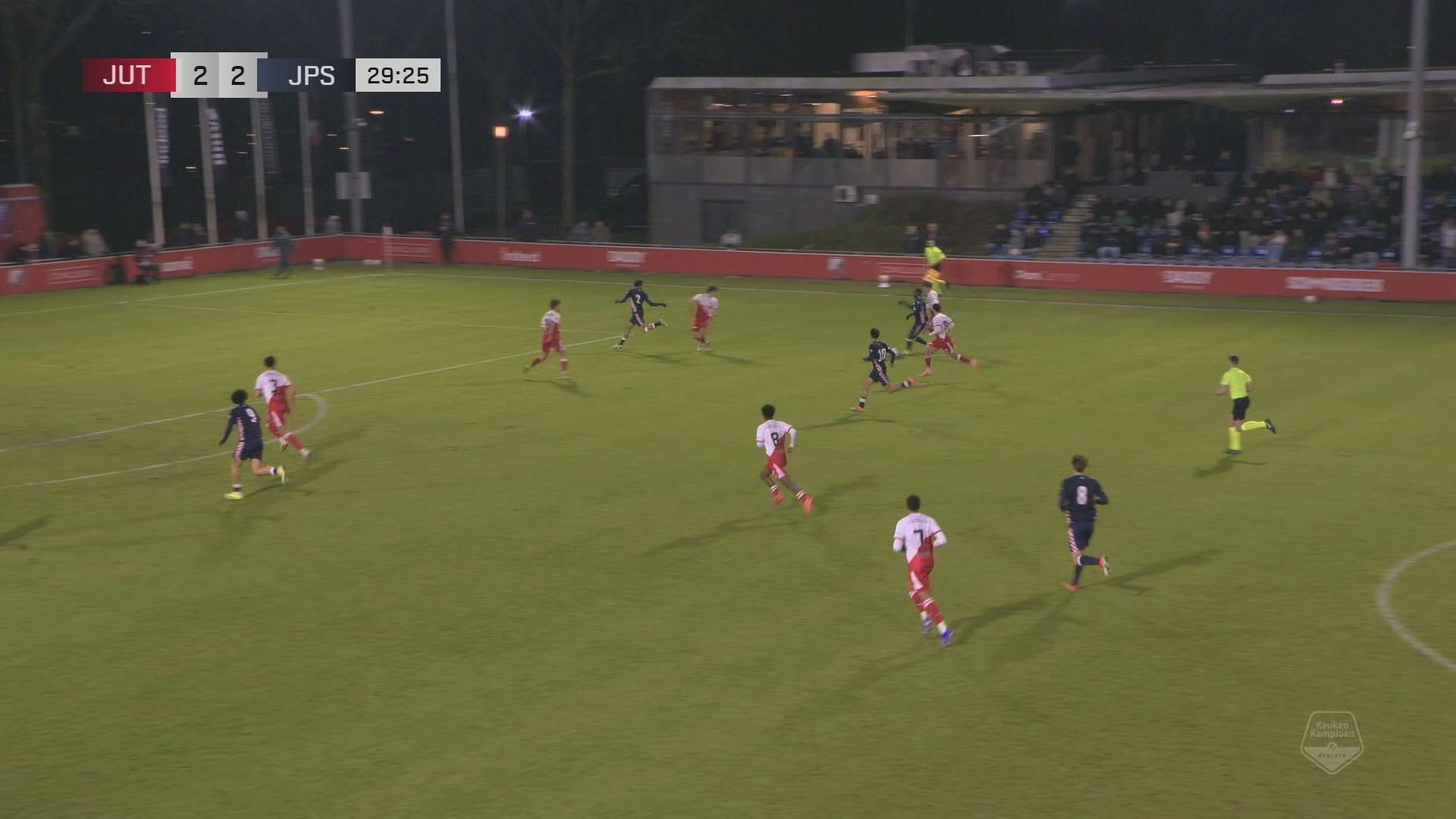 Van den Berg schiet fraai binnen en zet de uitploeg weer op voorsprong