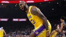 ¡LeBron James pierde la paciencia y estalla contra el árbitro!