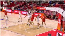 Nate Bittle se eleva para una gran volcada.