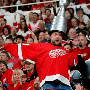 Red Wings fans threw 35 octopuses on ice in Joe Louis Arena farewell