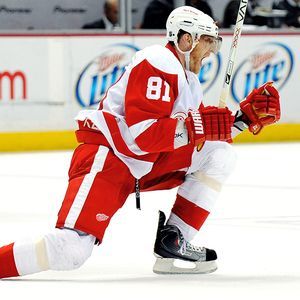 Legendary Red Wing Chris Chelios claims he drank beers on the