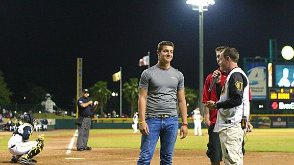 Tim Tebow lookalikes feted in Jacksonville Fandom