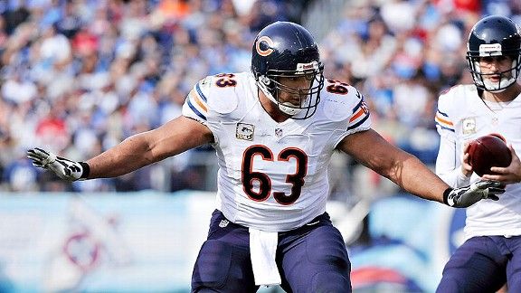 Bears agree to extension with Roberto Garza