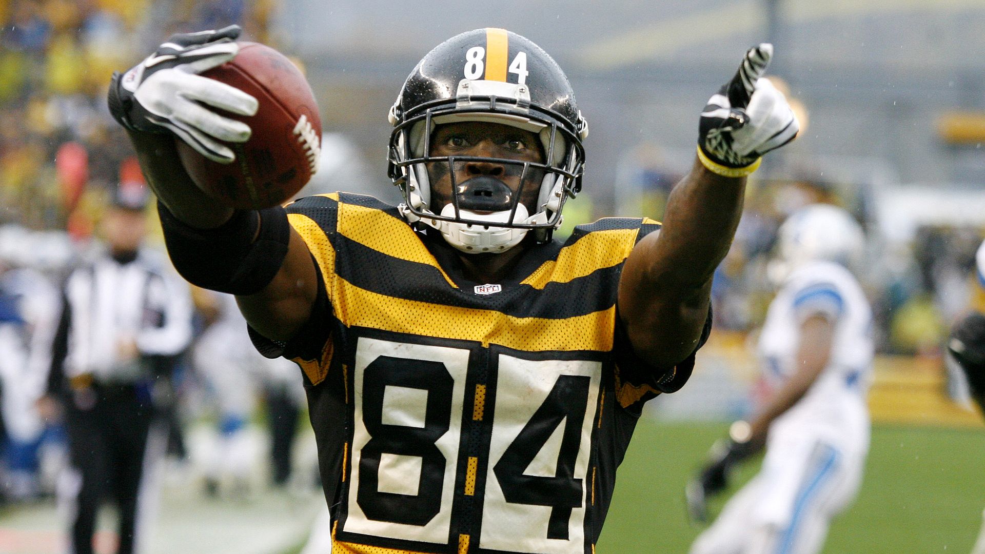 Steelers' star receiver Antonio Brown changes jersey nameplate to 'Browns'