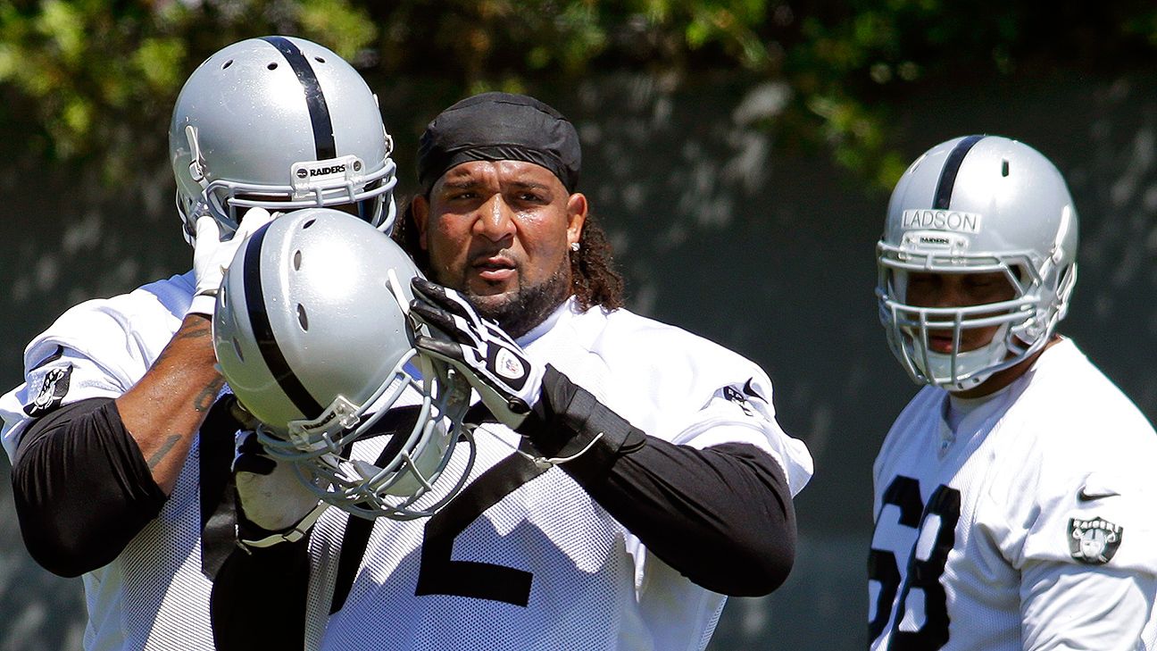 Raiders Pro Bowl LT Donald Penn ends holdout