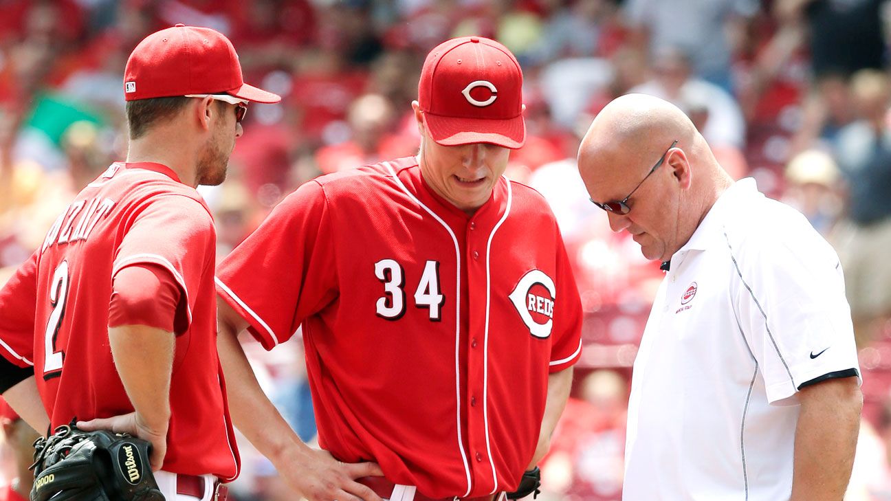 Homer Bailey of Cincinnati Reds leaves game with pain in right knee