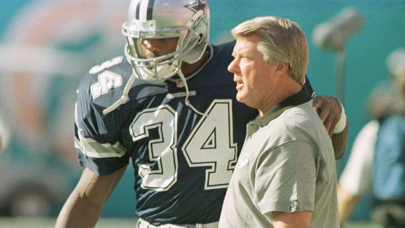 New Jersey Generals star Herschel Walker announces in New York that he will  play for the Dallas Cowboys this season, as his wife Cindy hugs him, Aug.  7, 1986, in New York. (