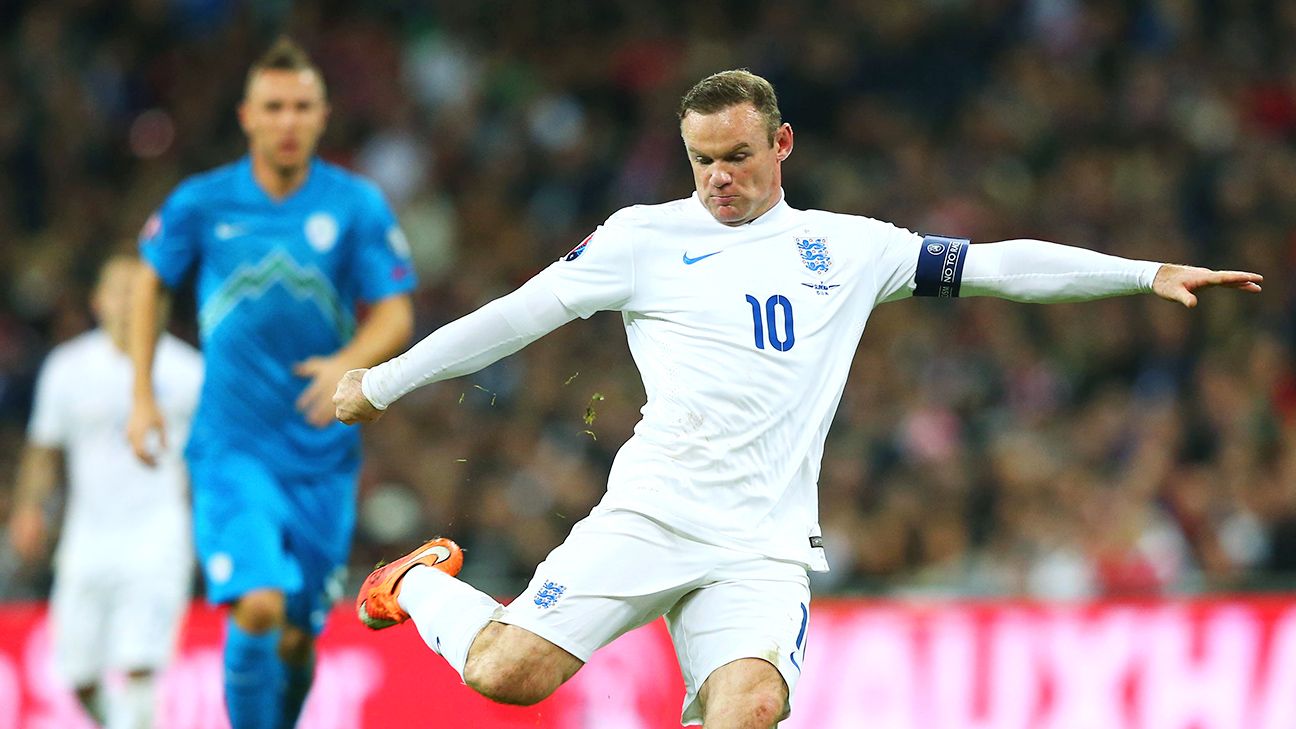 England soccer team captain David Beckham and teammate Michael Owen News  Photo - Getty Images