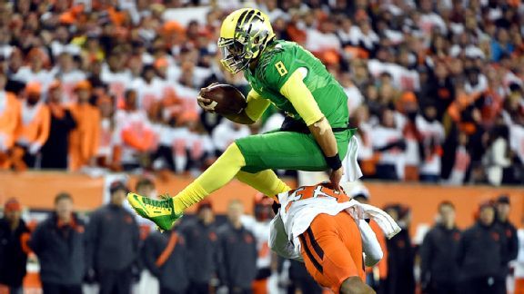 Oregon QB Marcus Mariota bringing in the green for Ducks