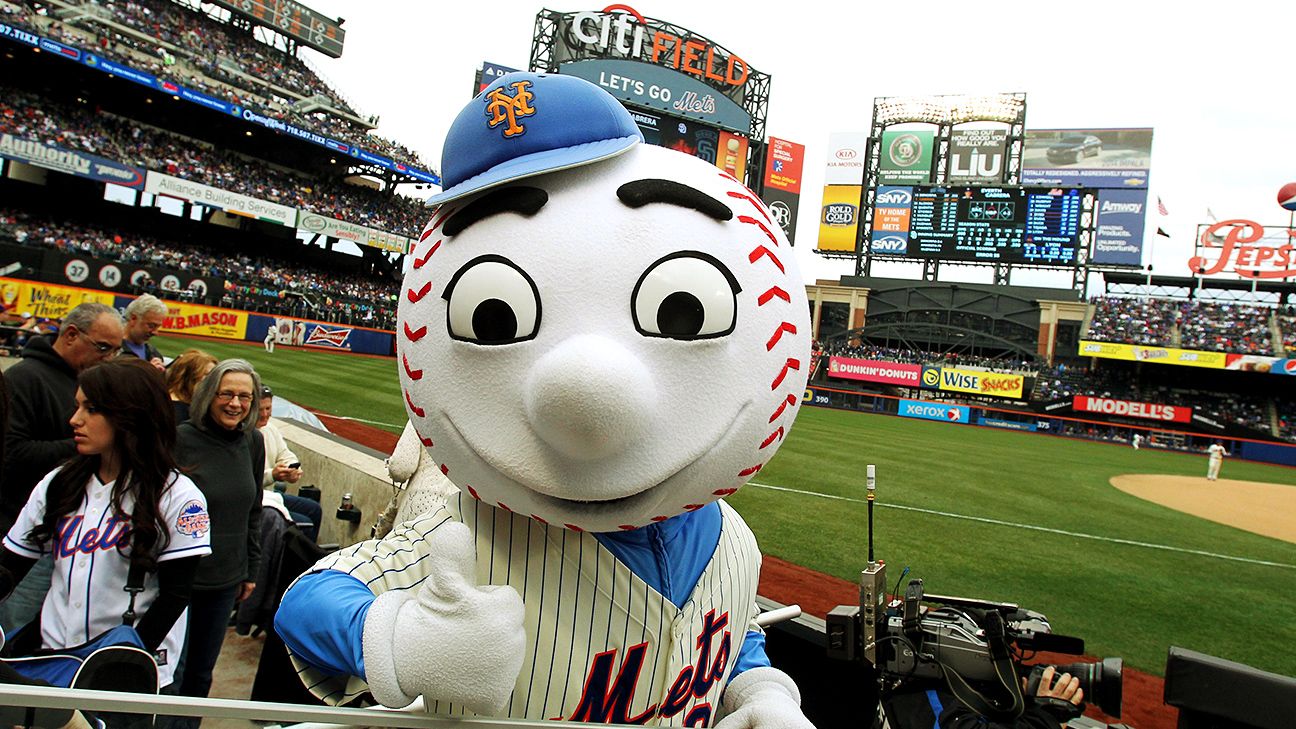 New York Mets mascot makes crude gesture to fan