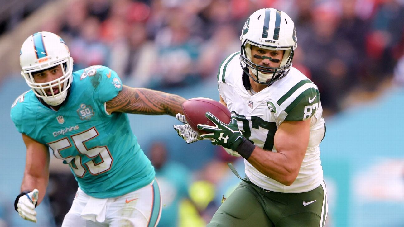 Wide receiver Eric Decker of New York Jets returns with TD