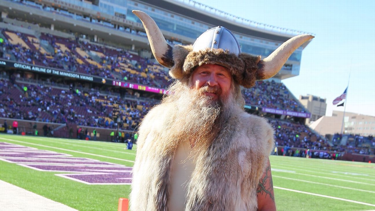 Ragnar Trades Viking Helmet For Cheesehead Minnesota Vikings Blog Espn