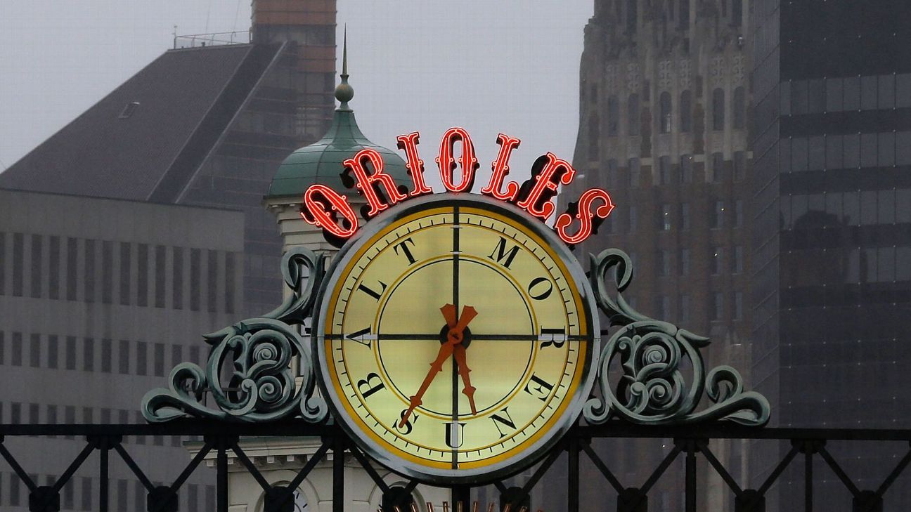 O odrzucił rozbudowę Camden Yards, przyłączył się do gubernatora w dążeniu do renowacji terenu stadionu