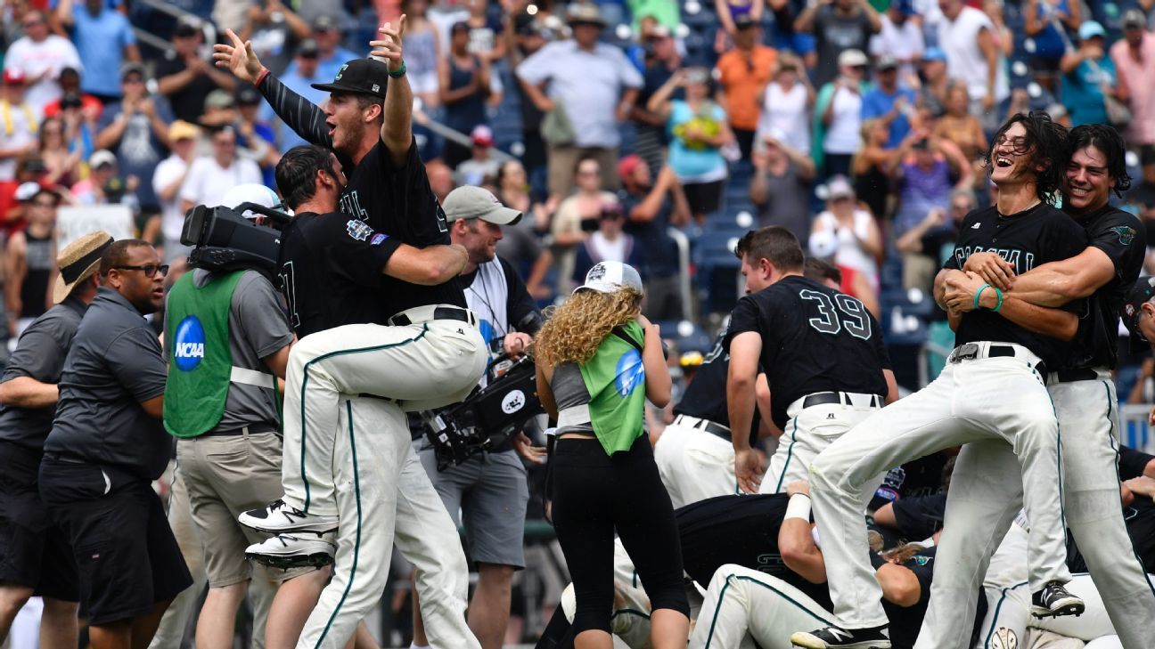 2016 College World Series Finals: Arizona takes first game from Coastal  Carolina 