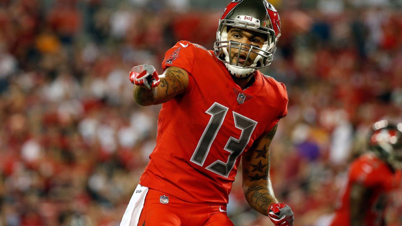 Mike Evans ends anti-Donald Trump protest of national anthem, will