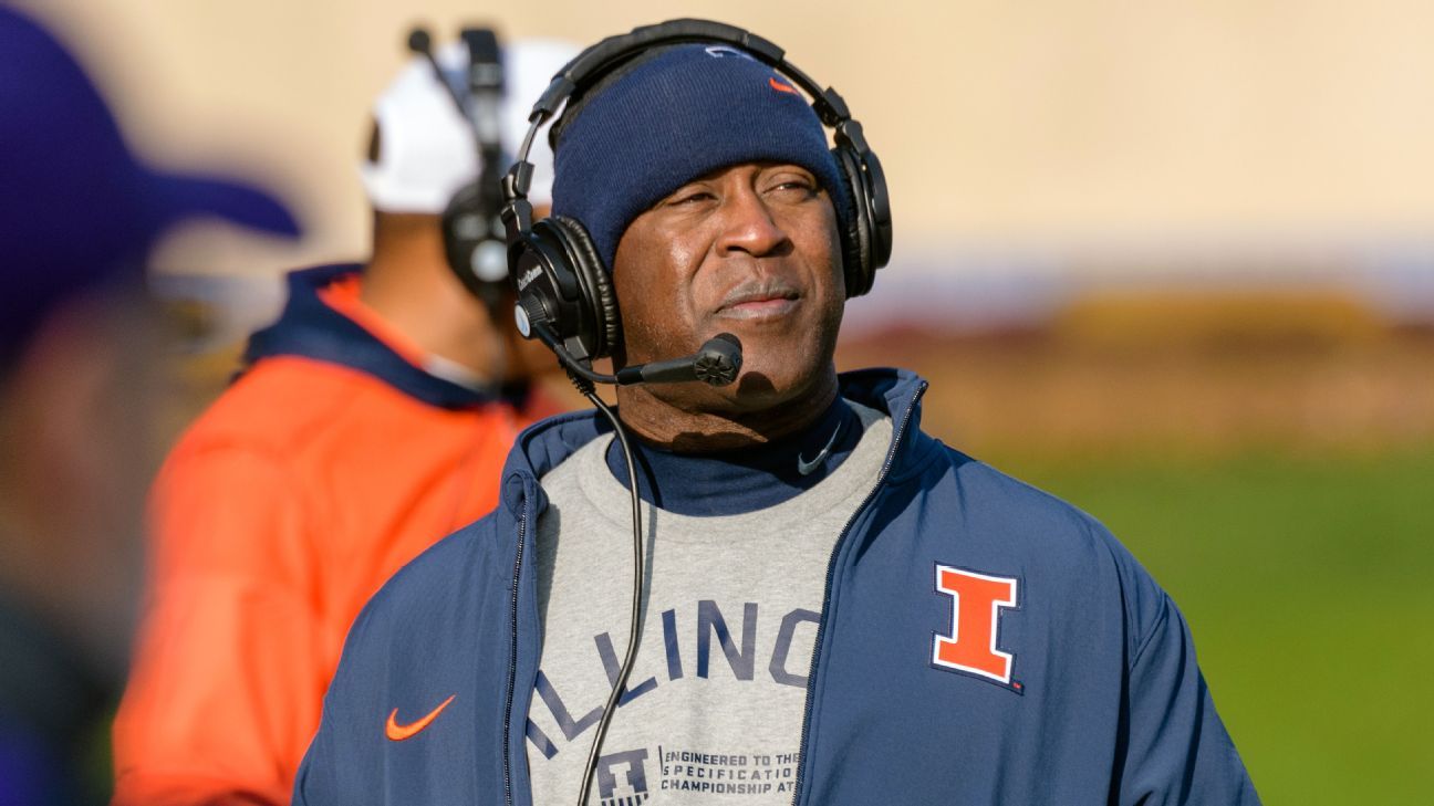 Chicago Bears head coach Lovie Smith (L) and Indianapolis Colts