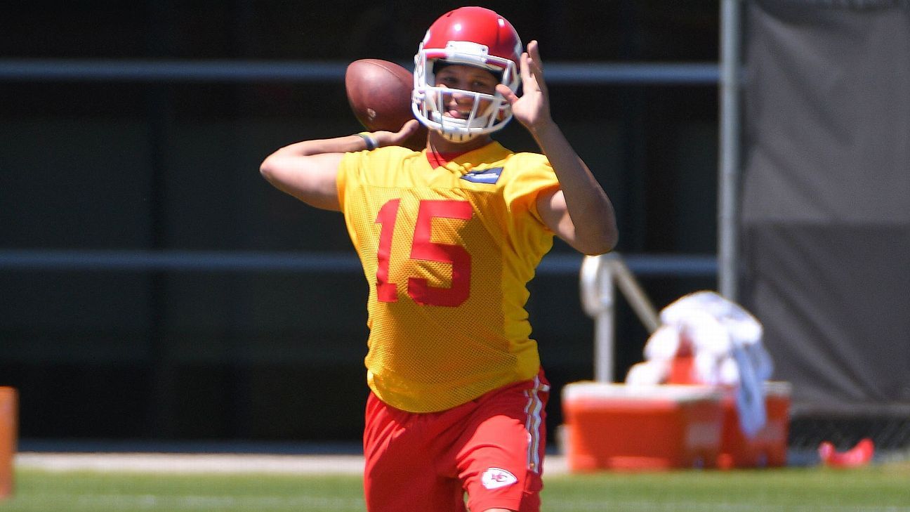 Kansas City Chiefs QB Patrick Mahomes II shows off his arm at practice -  ESPN - Kansas City Chiefs Blog- ESPN