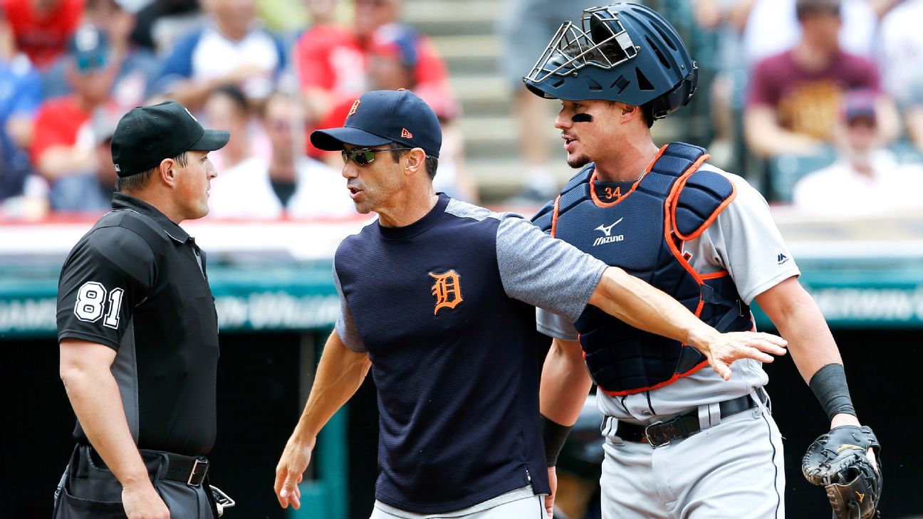 Umpire makes Cardinals pitcher Jordan Hicks switch gloves