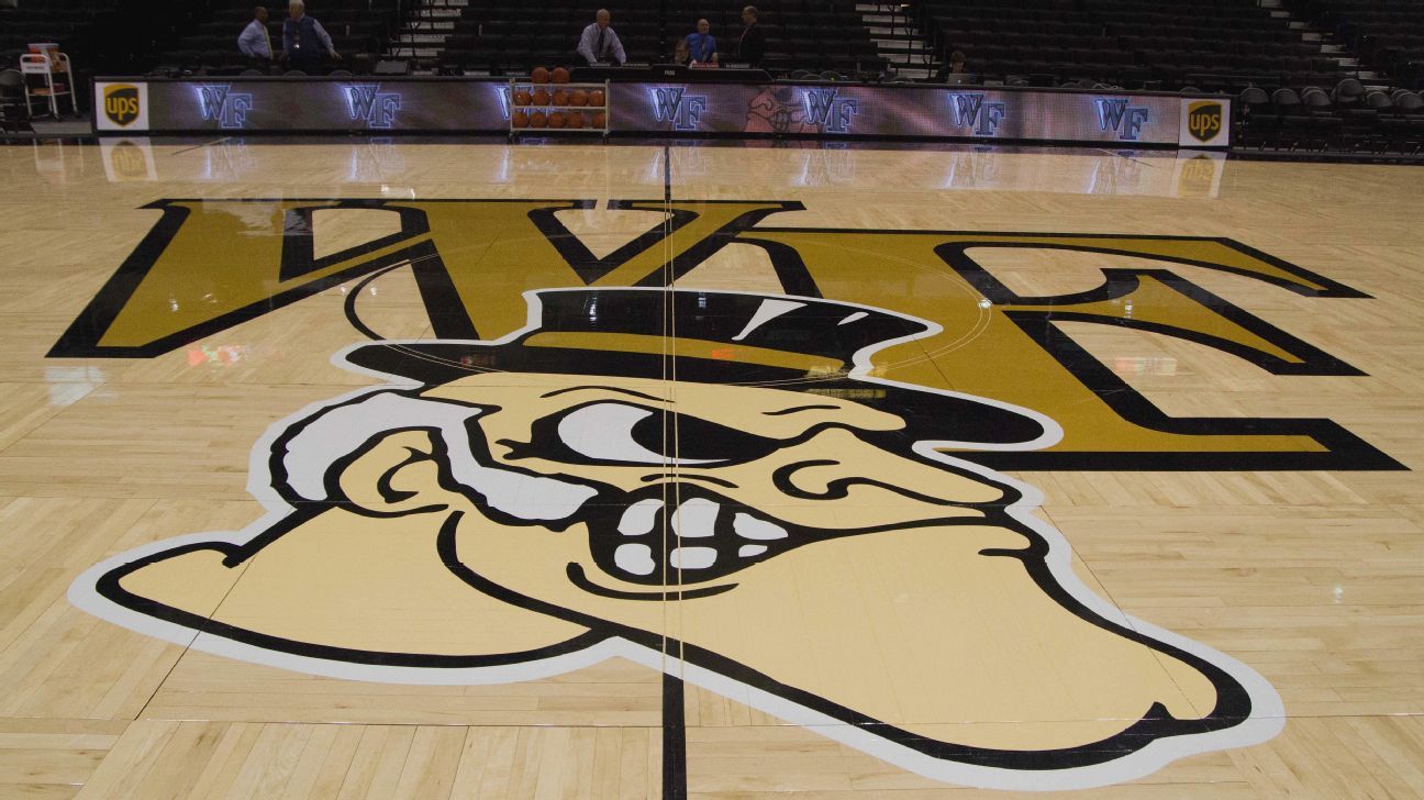 Wake Forest menembakkan pelatih hoops wanita Hoover