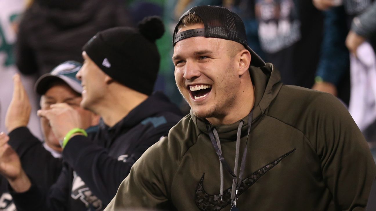 WATCH: Mike Trout celebrates Eagles touchdown at the Linc