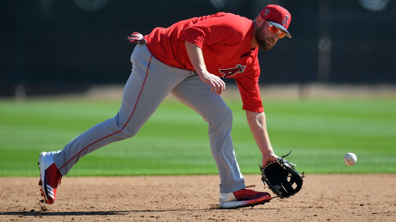 Infielder Zack Cozart signs with Angels