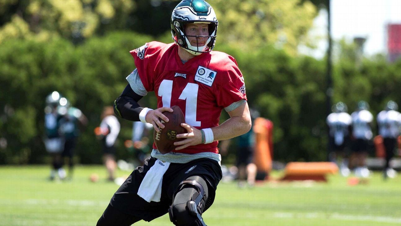 El mariscal de campo de los Philadelphia Eagles, Carson Wentz, lanza