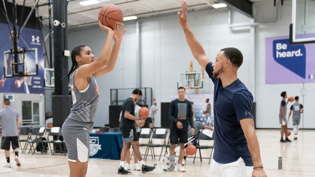 Steph Curry reps UConn's Azzi Fudd