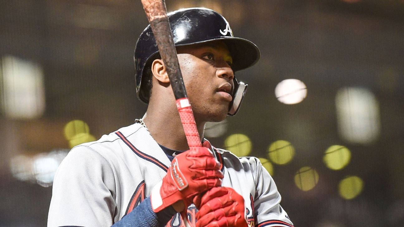 Atlanta Braves center fielder Andruw Jones (R) is set to catch a