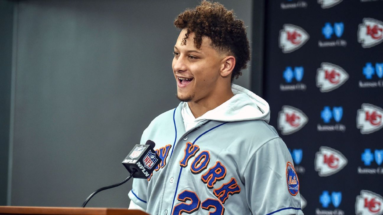 Clip of little Patrick Mahomes in Mets jersey batting with dad