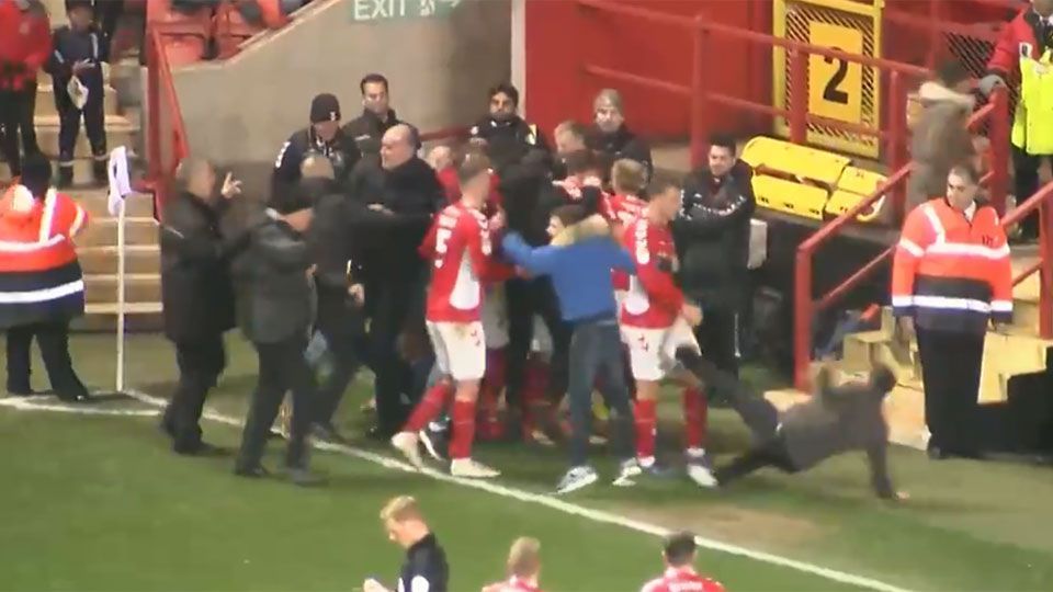 Parece mentira! Touro invade campo e bota jogadores para correr; veja vídeo