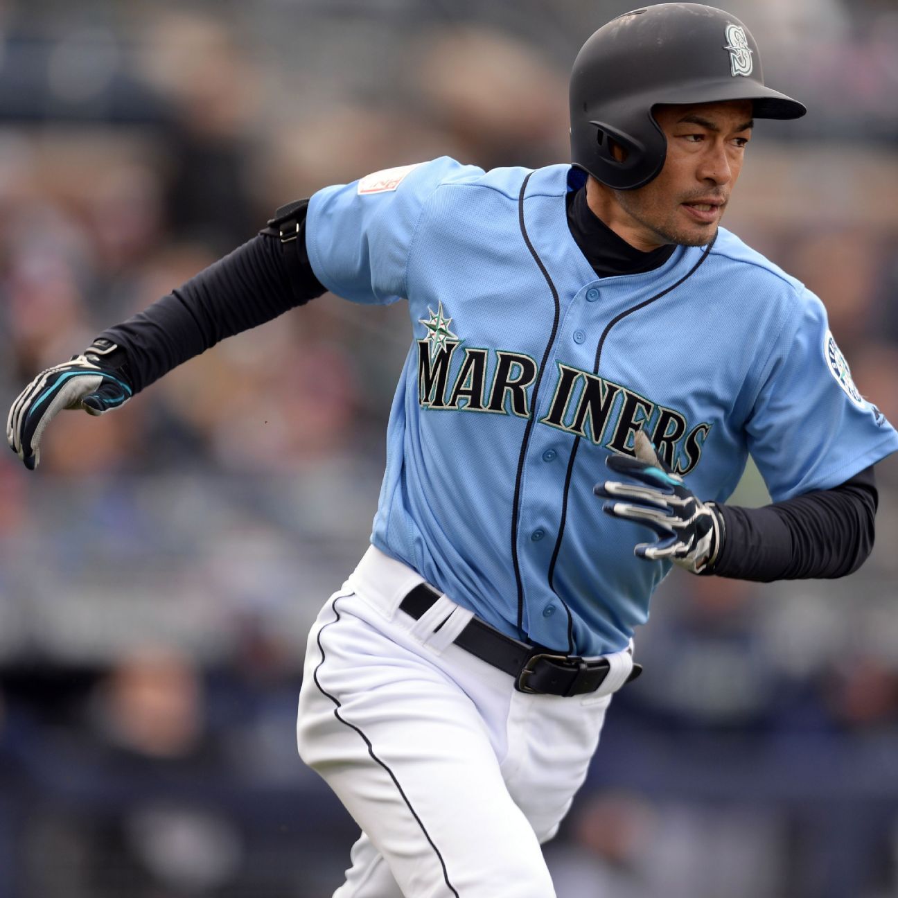 Shohei Ohtani runs across outfield to greet Mariners legend Ichiro