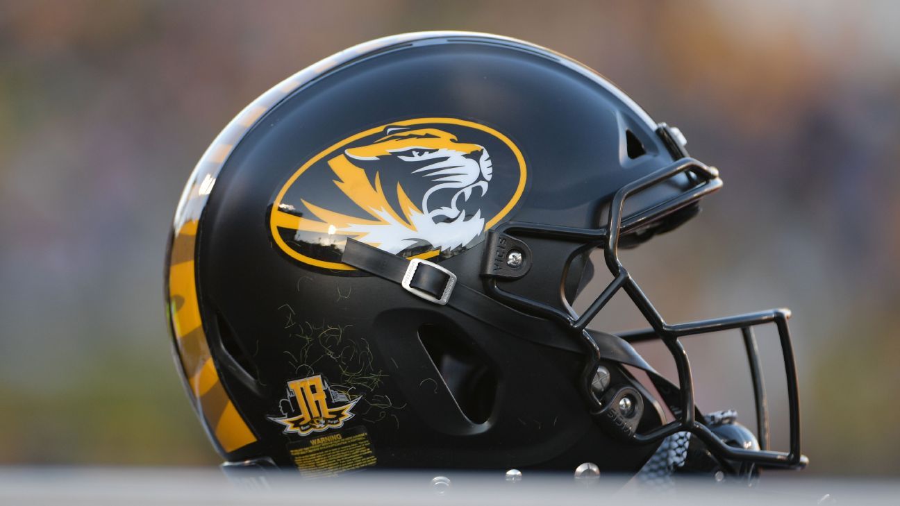 Missouri DE Smith injures knee, to miss season