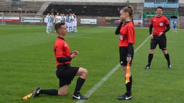 Linesman proposes to fellow referee's assistant on pitch before kick-off