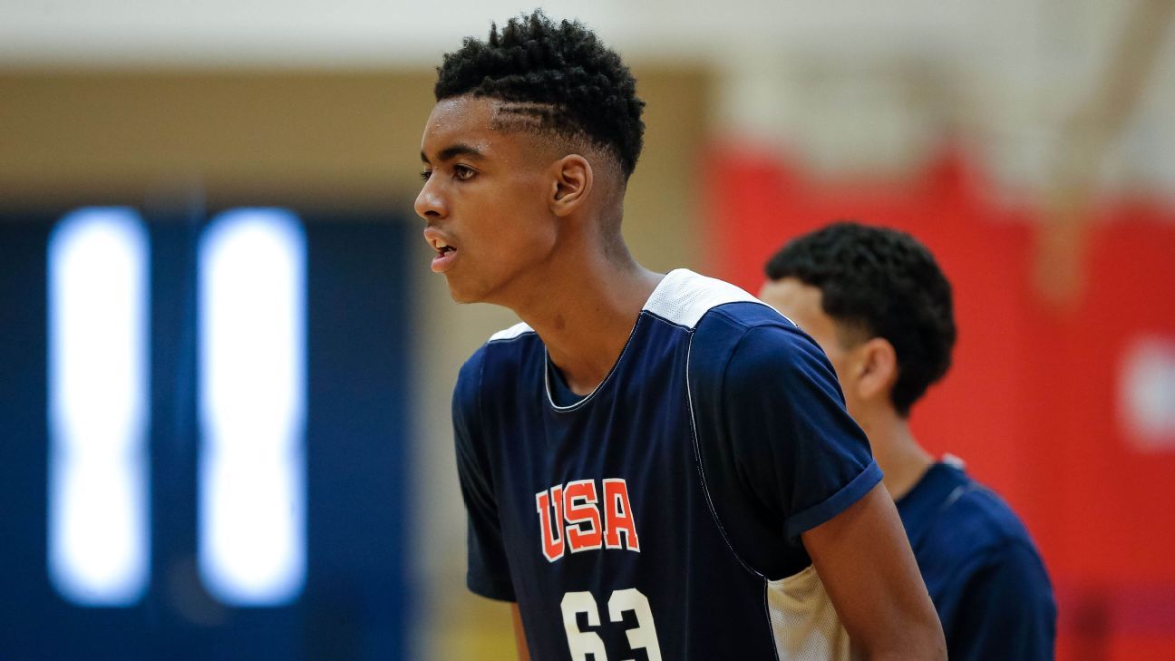 Top high school basketball prospect Emoni Bates reclassifying into 2021 class, c..