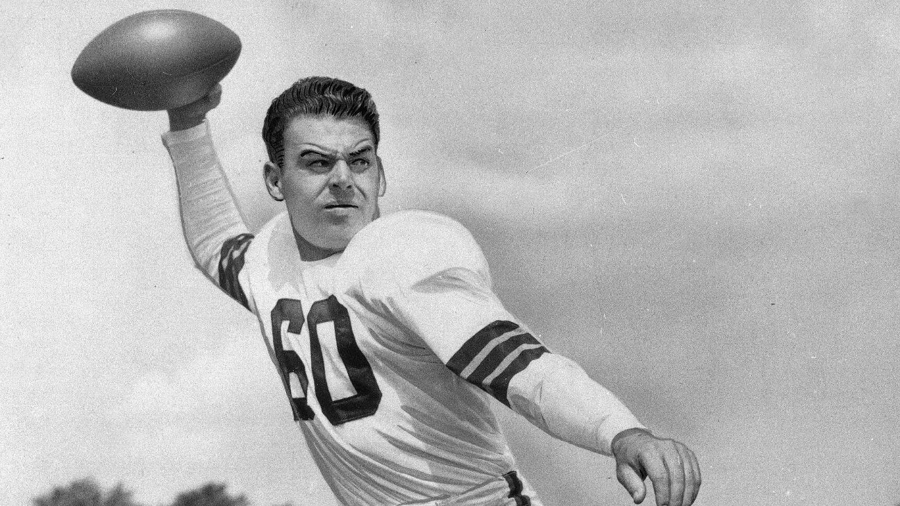 Browns to honor quarterback great Otto Graham with statue