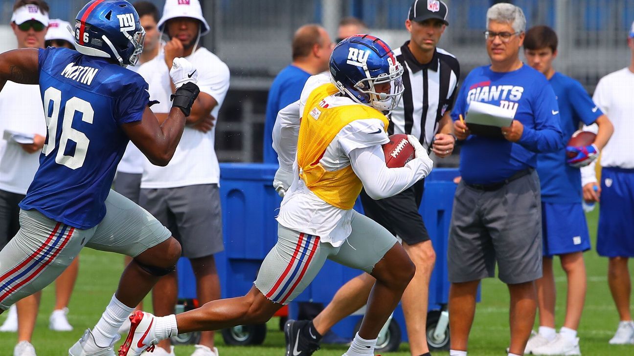 Saquon Barkley mixes it up Dexter Lawrence at Giants camp