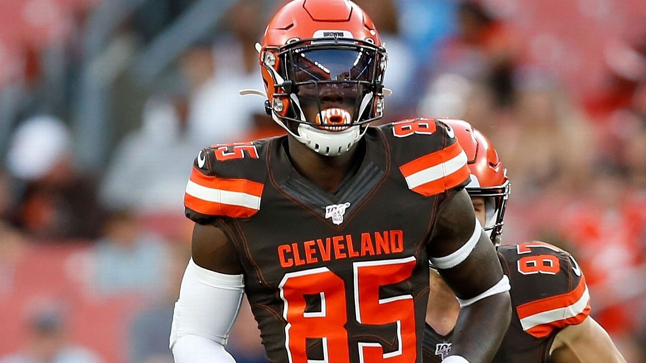 Browns: David Njoku 'having a hard time wearing his helmet' after