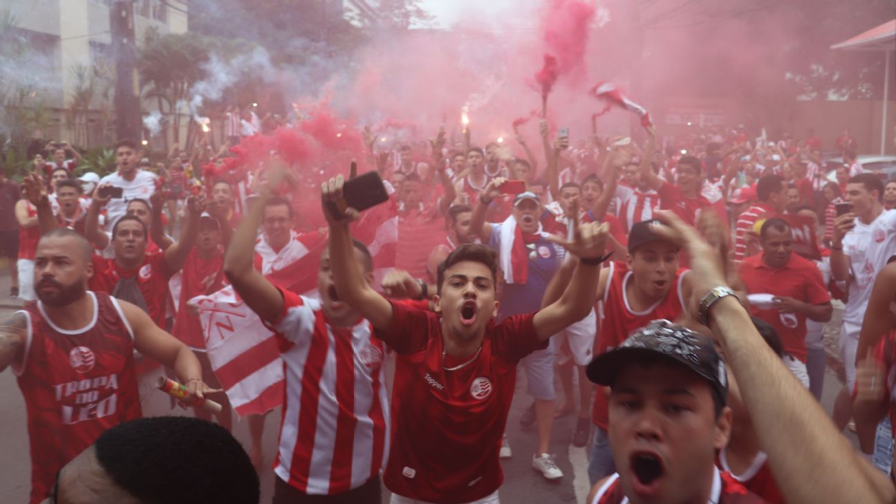 GloboEsporte.com > Futebol > Flamengo - NOTÍCIAS - CURTINHAS: Andrade  aparece no clube com esparadrapos na orelha