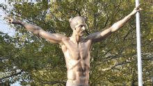 Estátua de Ibrahimovic volta a ser vandalizada e perde até nariz na Suécia; veja como ficou