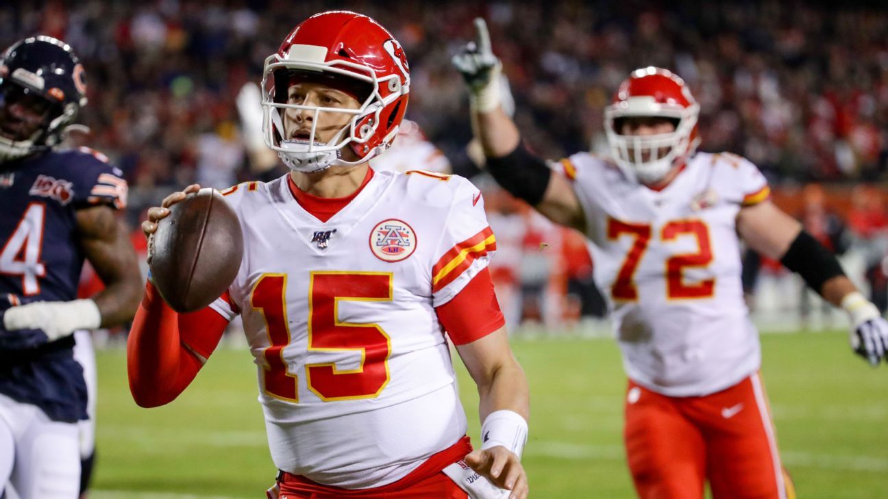 Mahomes throws 2 TDs, runs for 1 as Chiefs beat Bears 26-3