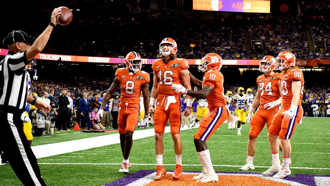 Tee Higgins Clemson Tigers Unsigned Makes a Touchdown Catch