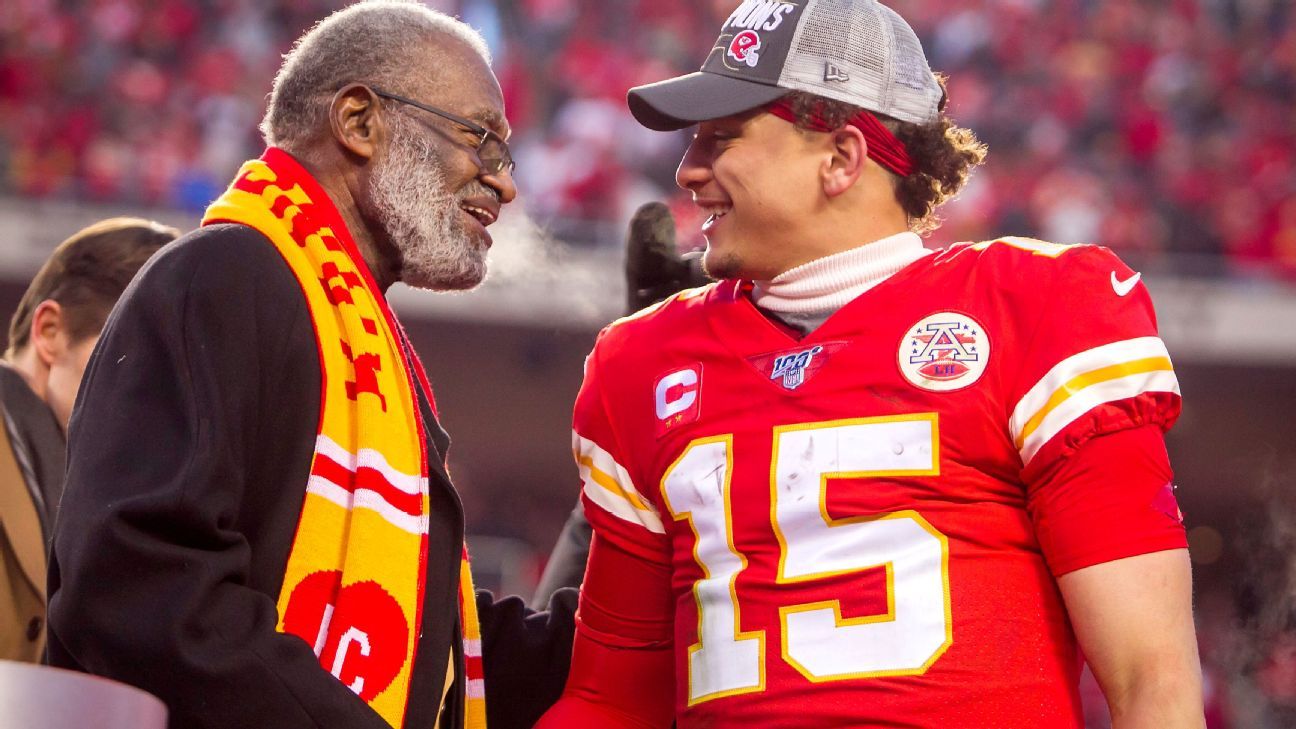 Closeup of Kansas City Chiefs Bobby Bell during game vs Oakland