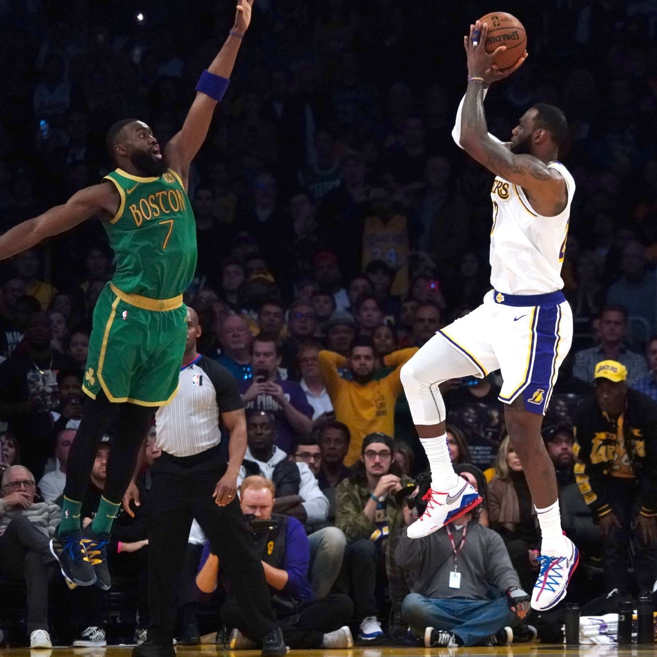 LeBron James hits clutch jumper to lead Los Angeles Lakers to