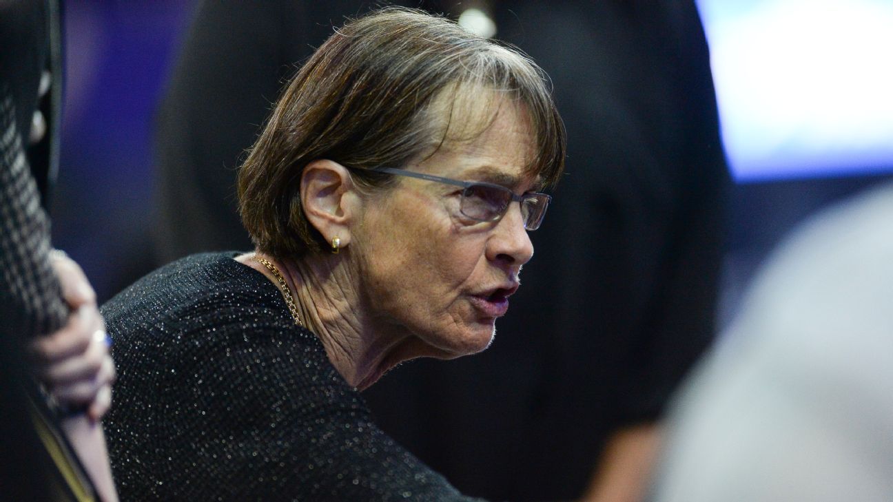 Stanford's VanDerveer captures Naismith award