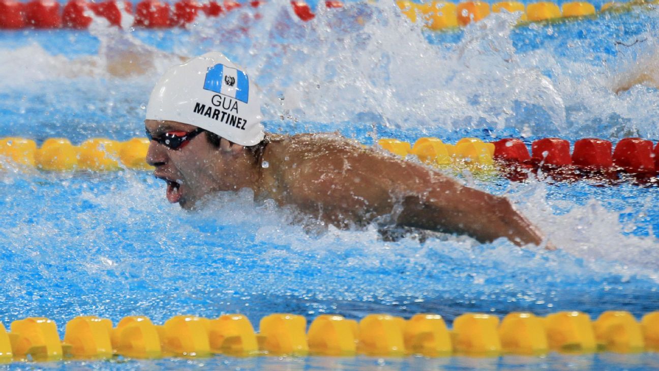 Lejos del agua, el nadador olímpico Luis Carlos Martínez tiene que