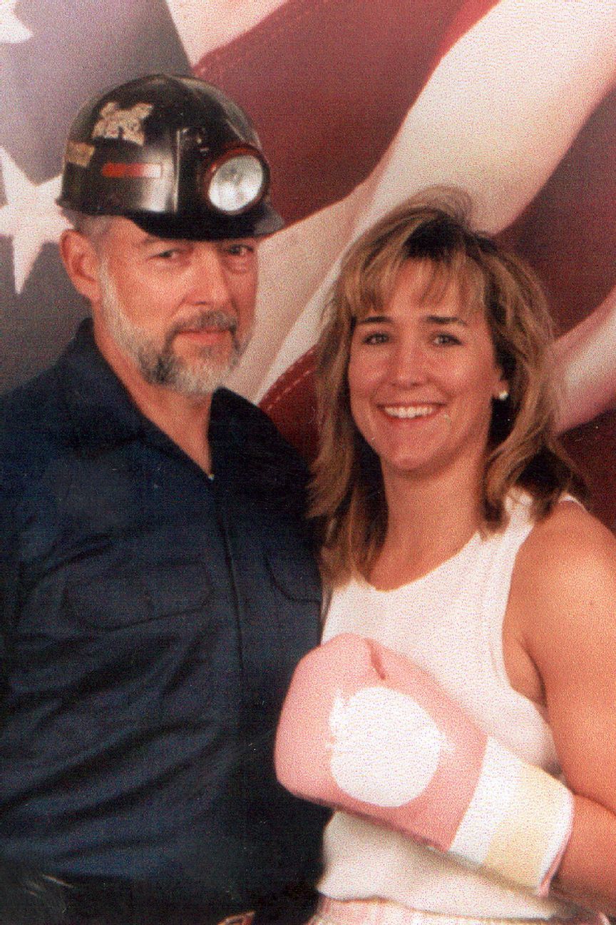 "Johnny, hiciera lo que hiciera, [Christy] estaba justo ahí con él", dice Joyce sobre la relación entre su esposo y su hija. "Ella ha sido su bebé desde el primer día."